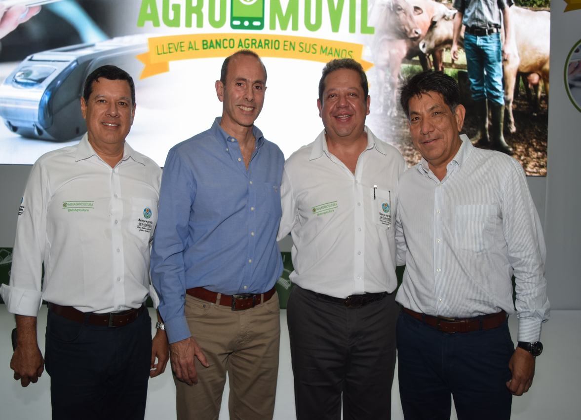 Cesar Augusto Cortes Otero vicepresidente comercial del Banco Agrario, Luis Martín de Telefónica, Luis Enrique Dussán López; presidente del Banagrario y Saúl Sanmiguel Ortiz.